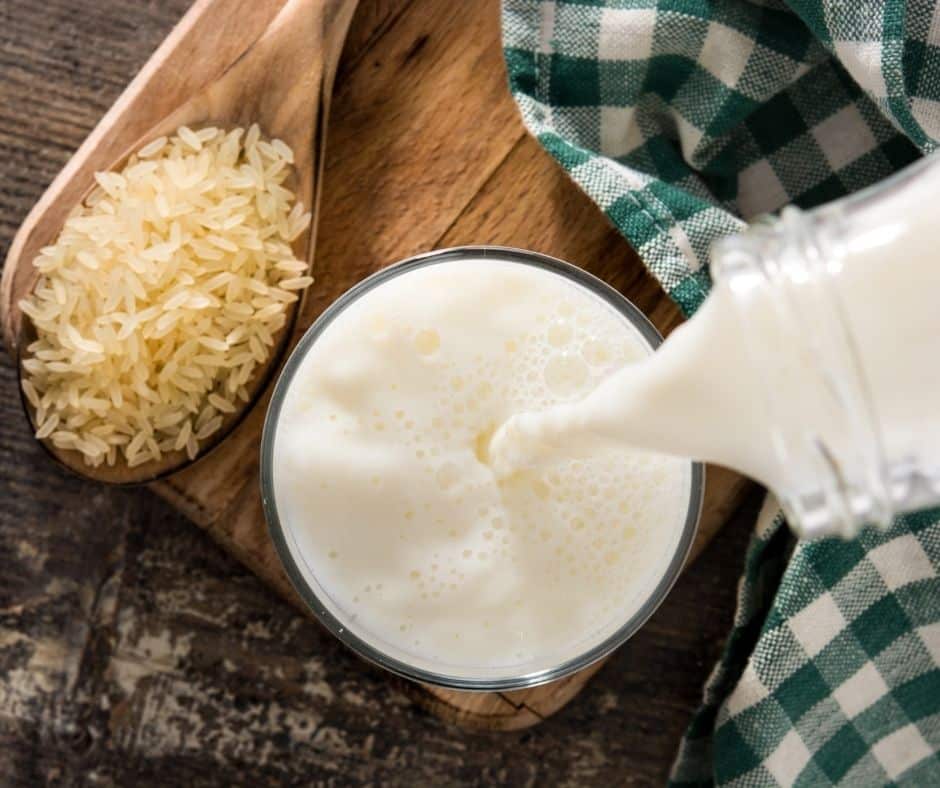 Pour remplacer le lait de vache ou la crème fraîche, des solutions toutes prêtes existent en grandes surfaces.